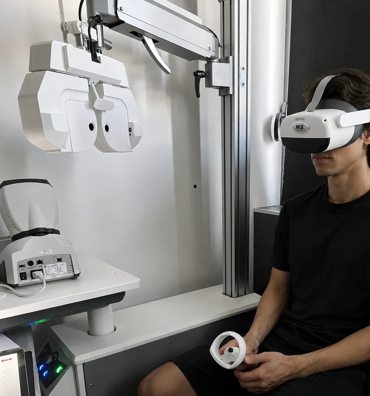 Évaluation visuelle avec casque de réalité virtuelle et matériel d’orthoptie.